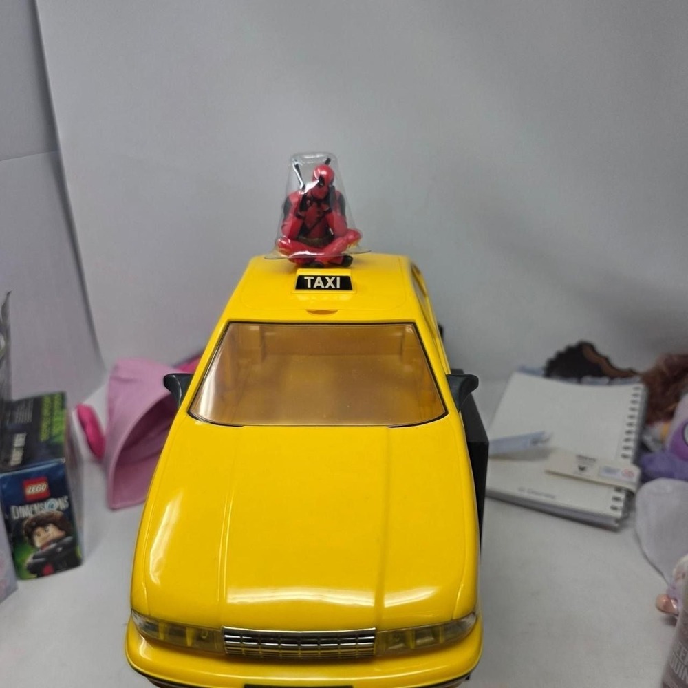 Deadpool And Wolverine Marvel Movie Taxi Popcorn Bucket Cinemark Theaters Exc - Picture 2 of 4